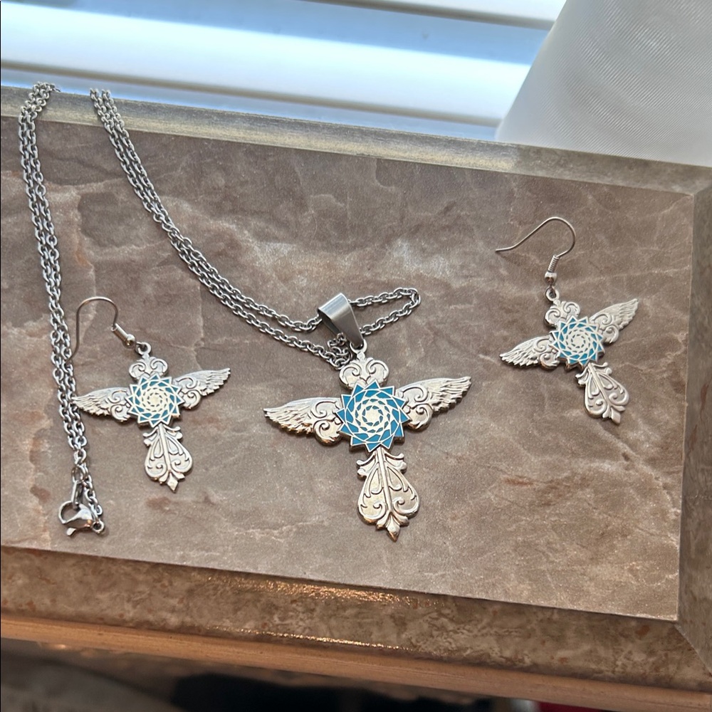 Silver/Turqioise Angel Wing Necklace and Earrings Set